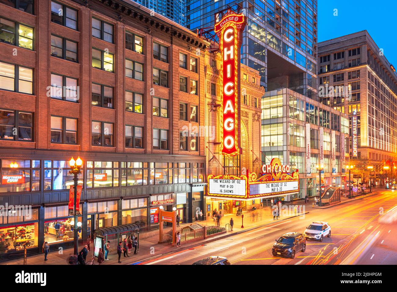 CHICAGO, Illinois - 10. MAI 2018: Das Wahrzeichen von Chicago Theater an der State Street in der Dämmerung. Die historische Theater stammt aus dem Jahre 1921. Stockfoto