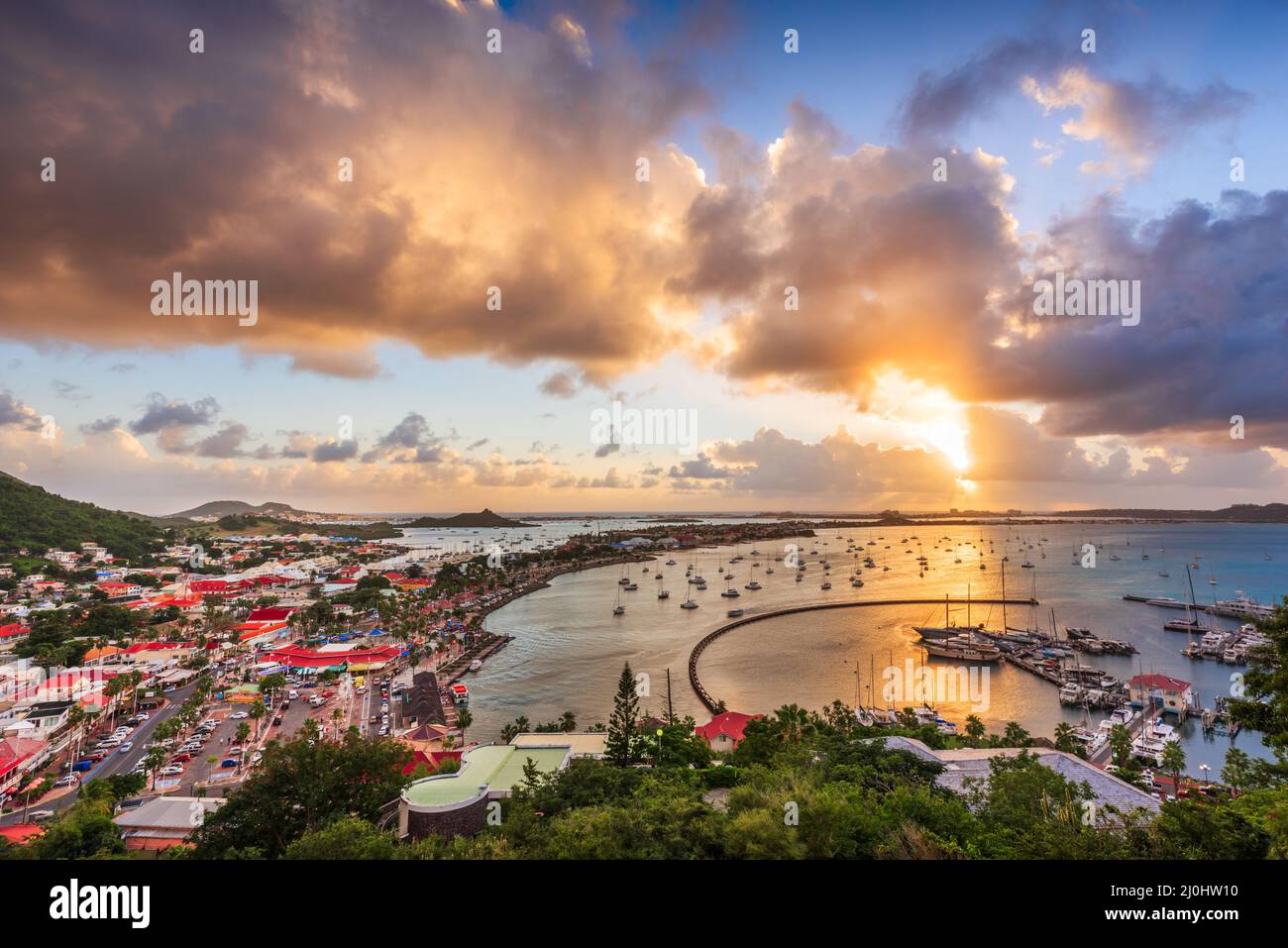 Marigot, Skyline der Stadt St. Martin in der Karibik in der Abenddämmerung. Stockfoto