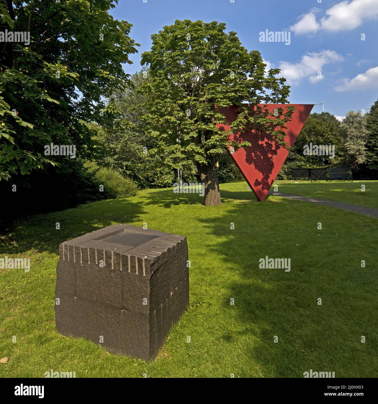 Kunstwerke, Vorderseite von Ulrich Rueckriem, Rückseite von Mauro Staccioli, Skulpturenpark, Köln, Deutschland Stockfoto