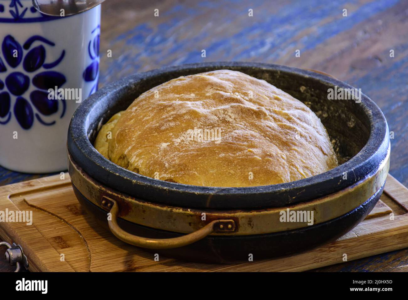 Frisches hausgemachtes Brot mit Bio-Zutaten über rustikalen Tisch Stockfoto