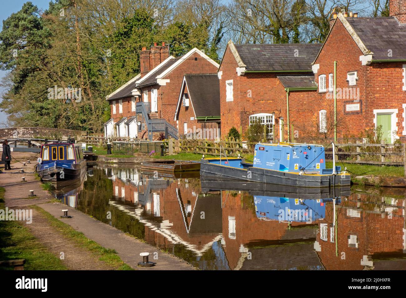 Das schmale Boot, das bei Tyrley Schleusen am Shropshire union Kanal in der Nähe von Market Drayton Shropshire England vor Anker liegt Stockfoto