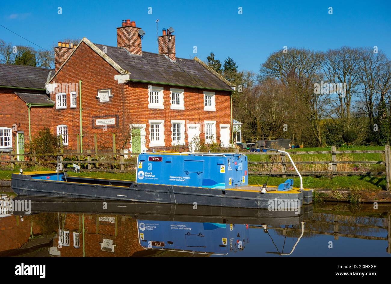 Das schmale Boot, das bei Tyrley Schleusen am Shropshire union Kanal in der Nähe von Market Drayton Shropshire England vor Anker liegt Stockfoto