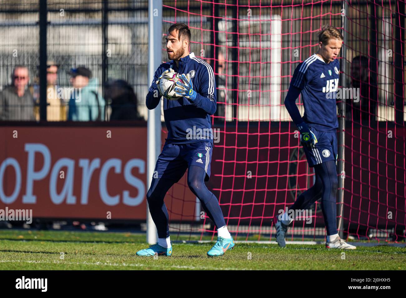 Rotterdam - (l-r) Valentin Cojocaru von Feyenoord während der Trainingseinheit in Nieuw Varkenoord am 19. März 2022 in Rotterdam, Niederlande. (Box-to-Box-Bilder/Yannick Verhoeven) Stockfoto