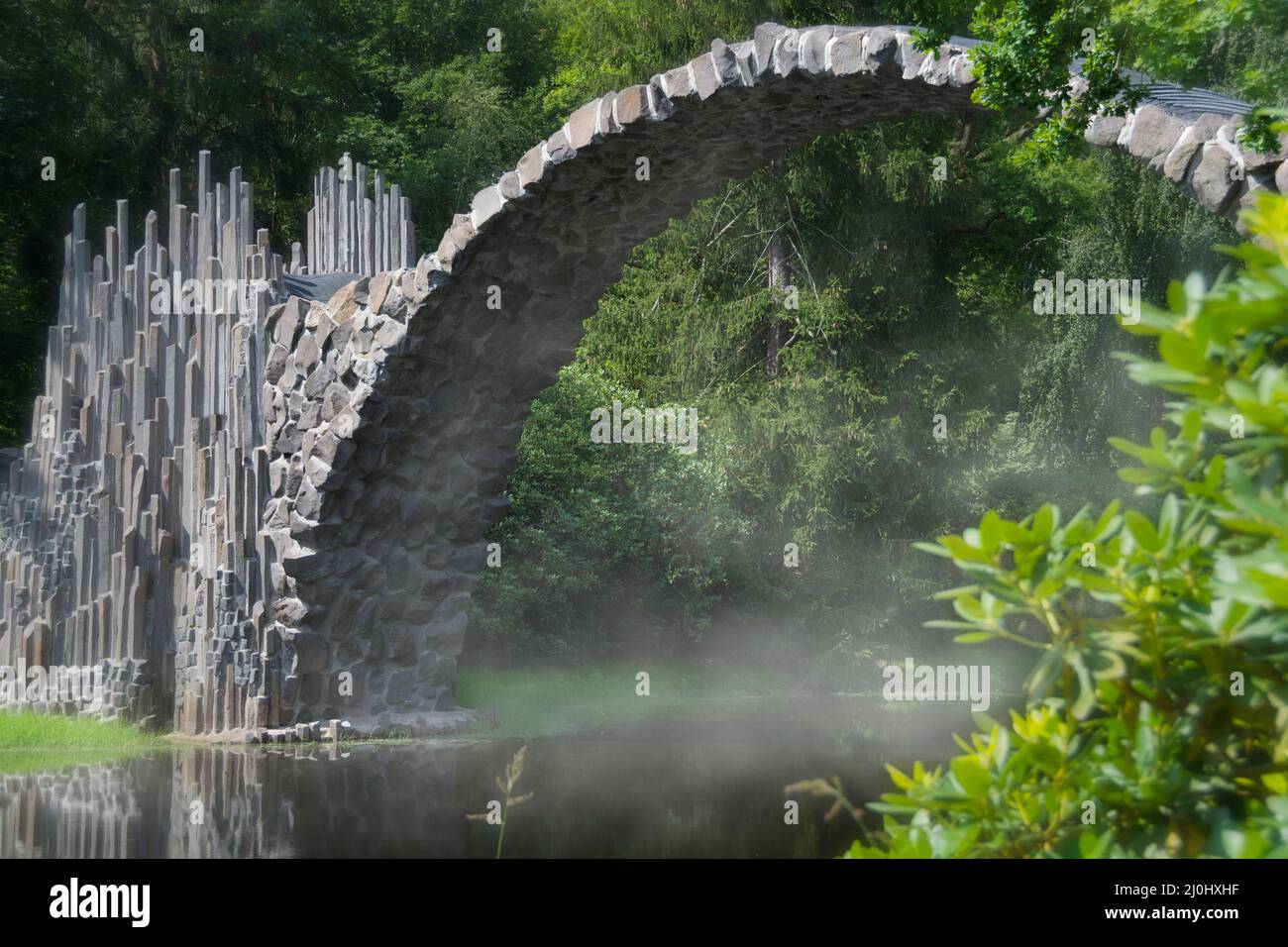 Im Wasser spiegelte Brücke (Rakotz-Brücke in Kromlau, Deutschland) Stockfoto