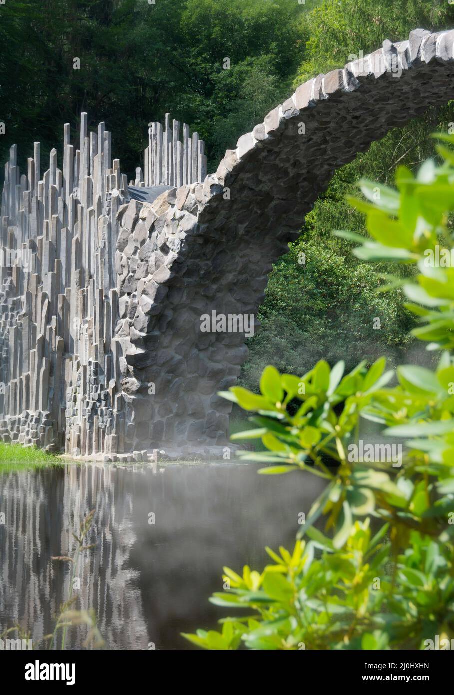 Brücke im Wasser (Rakotz-Brücke in Kromlau, Deutschland), Hochformat Stockfoto