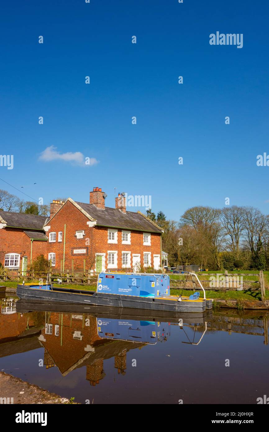Das schmale Boot, das bei Tyrley Schleusen am Shropshire union Kanal in der Nähe von Market Drayton Shropshire England vor Anker liegt Stockfoto