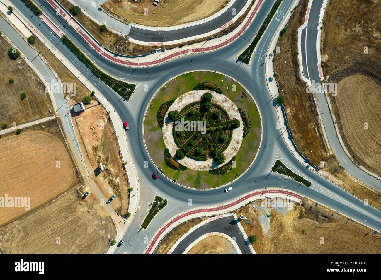 Luftdrohnenansicht eines modern gestalteten Kreisels. Straßentransport Nikosia Zypern Stockfoto