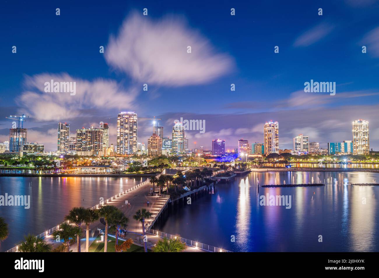 St. Petersburg, Florida, USA Skyline der Innenstadt vom Pier bei Nacht. Stockfoto