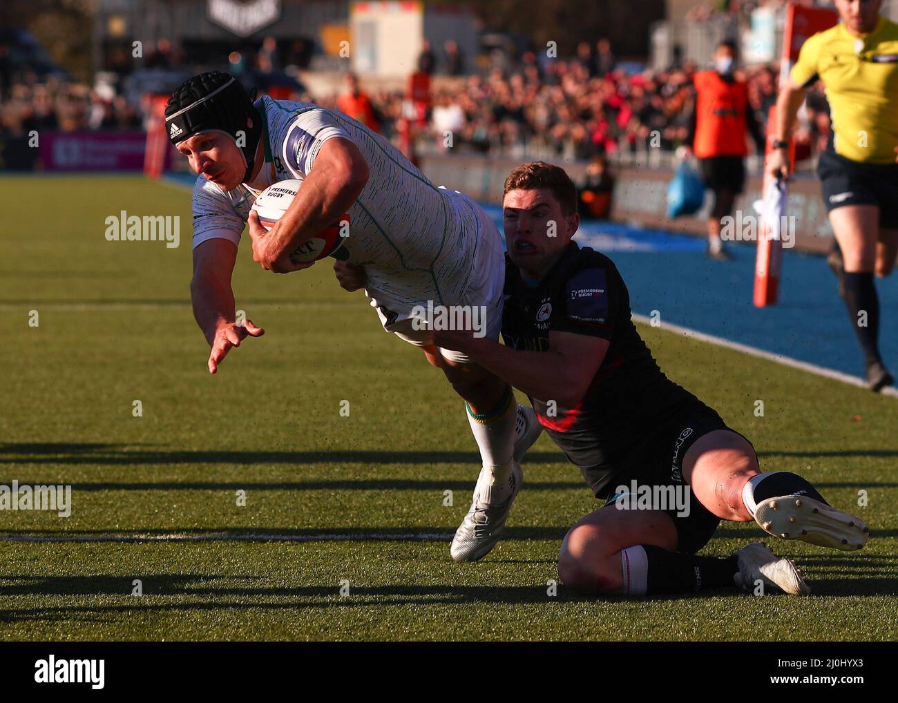 Northampton Saints' Piers Francis (links) versucht es, als er von Saracens' Ruben de Haas während des Premiership Rugby Cup Group A-Spiels im StoneX Stadium, London, in Angriff genommen wird. Bilddatum: Samstag, 19. März 2022. Stockfoto