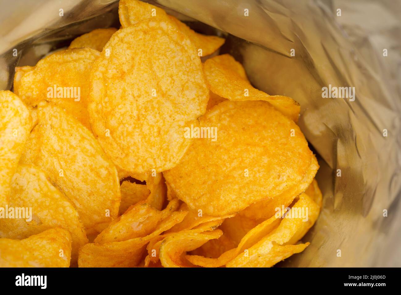 Schau in einen Kartoffelchips-Beutel Stockfoto