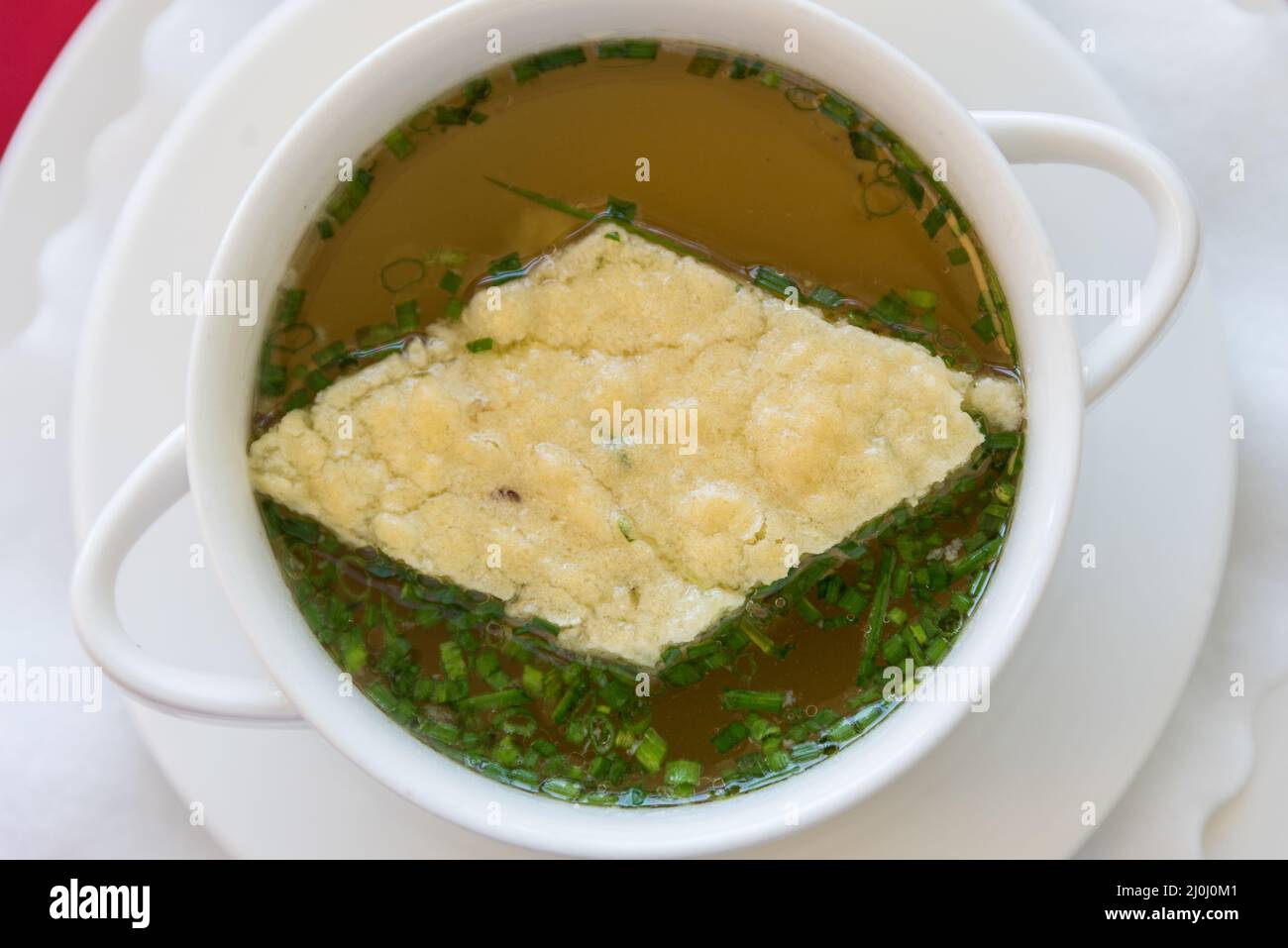 Hühnersuppe mit Garnitur für gebackene Suppe - klare Rindfleischsuppe Stockfoto