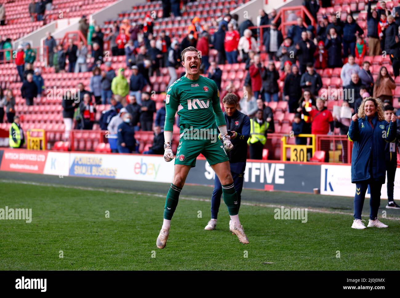 Charlton Athletic-Torwart Craig MacGillivray feiert nach der Sky Bet League ein Spiel im Londoner Valley. Bilddatum: Samstag, 19. März 2022. Stockfoto