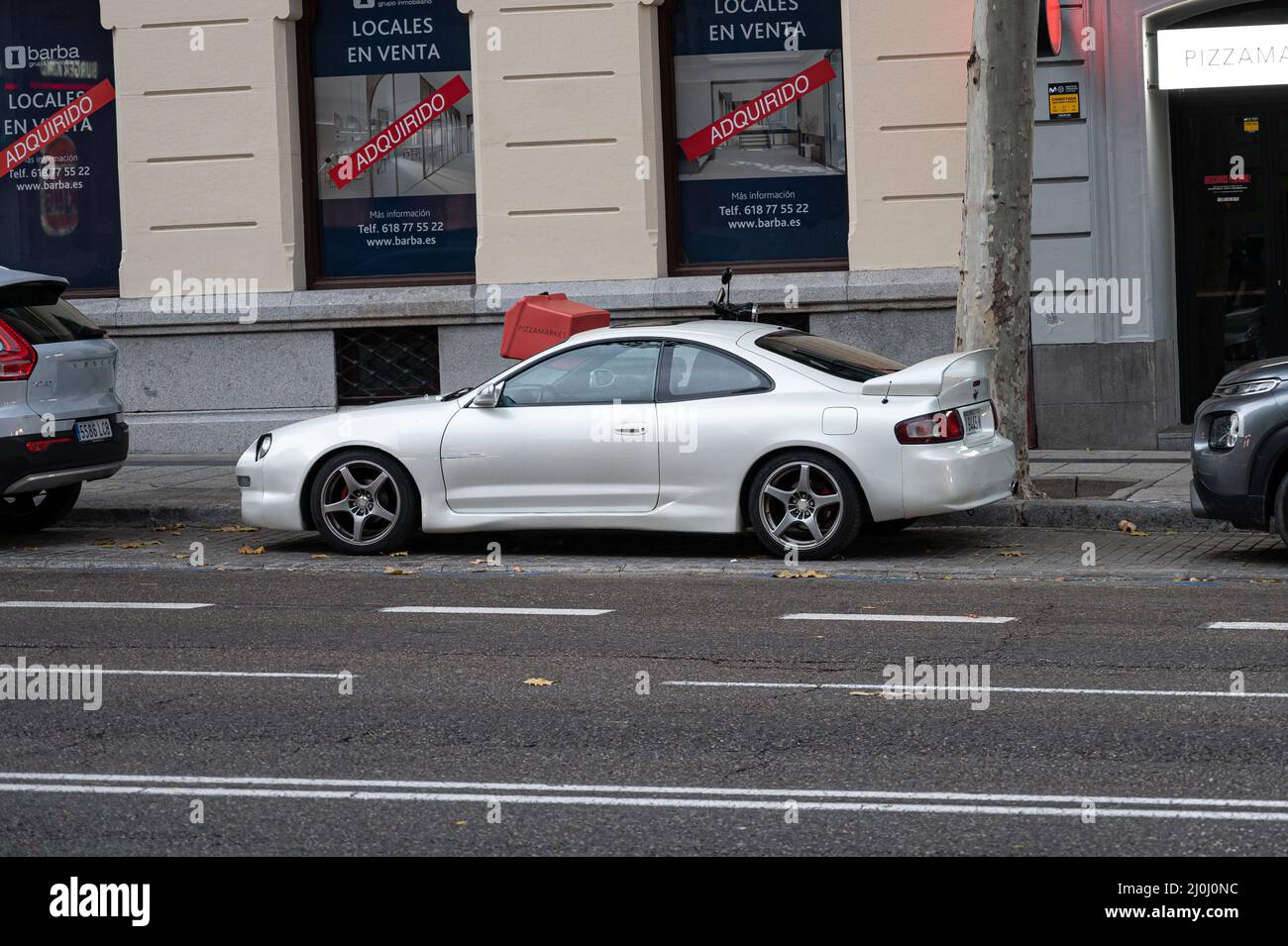 Der weiße Sportwagen, der auf der Straße geparkt wurde, ist ein Toyota Celica T200 der sechsten Generation, Madrid, Spanien Stockfoto
