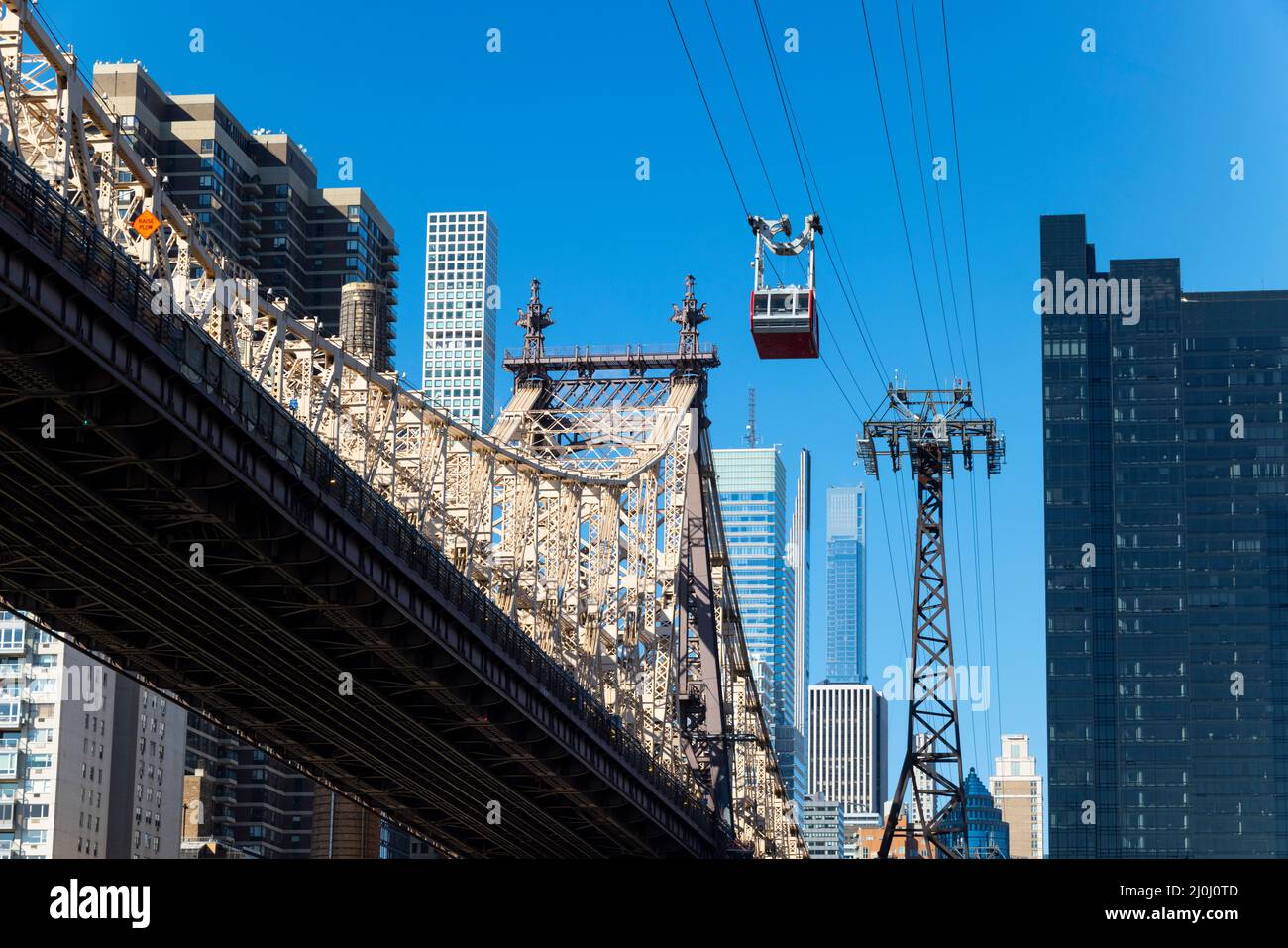 Die Roosevelt Island Tramway verläuft am November von Roosevelt Island aus neben der Queensboro Bridge in Richtung des Hochhauses in Midtown Manhattan Stockfoto