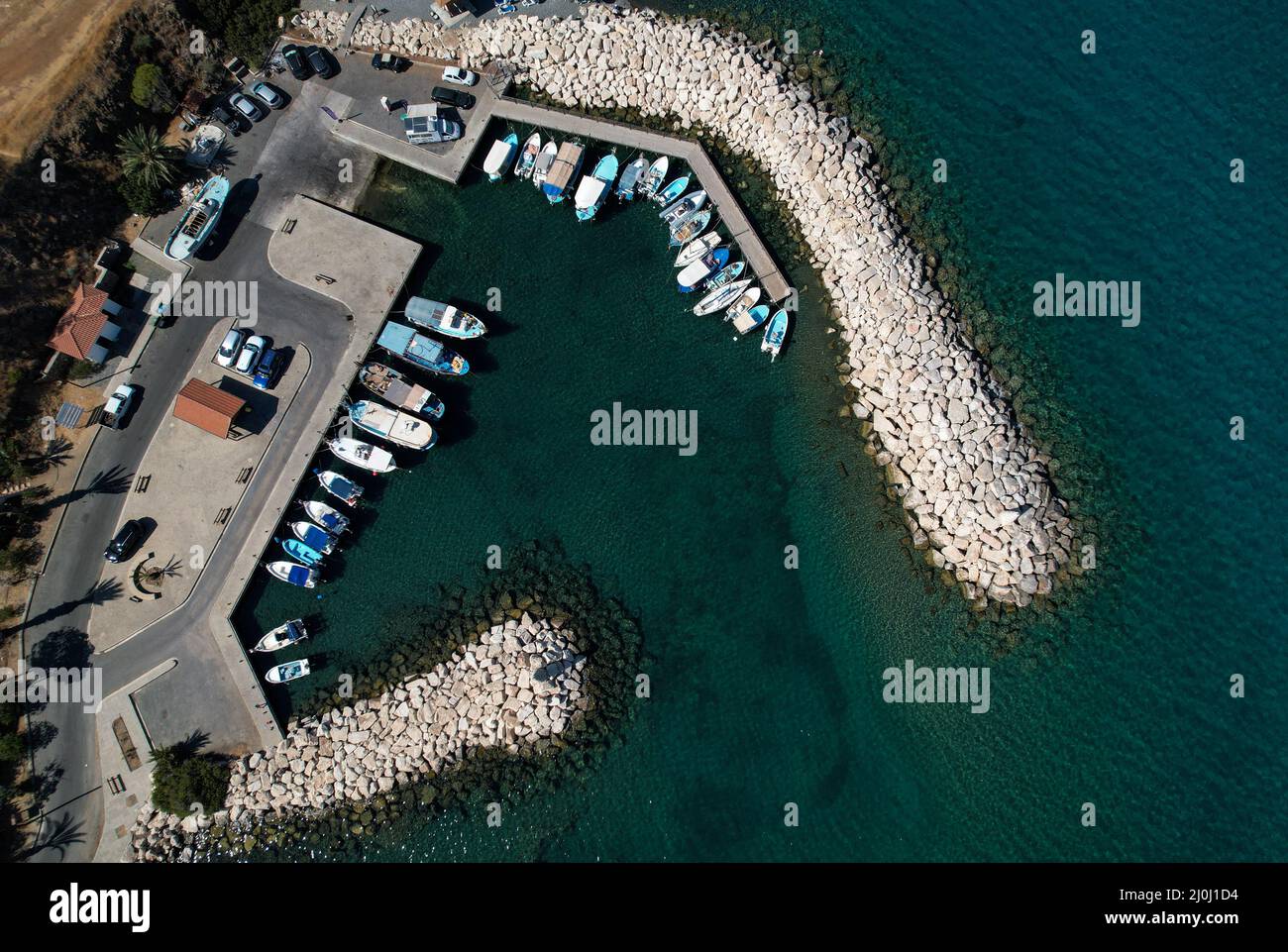Luftaufnahme von Fischerbooten und Touristenyachten, die am Yachthafen festgemacht sind. Pomos Hafen Paphos Zypern Stockfoto
