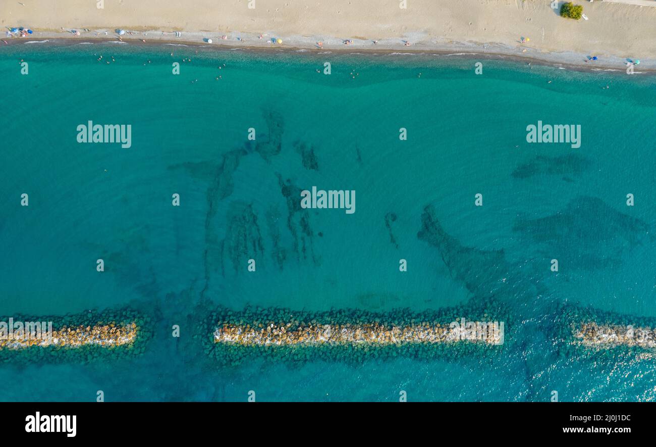 Luftaufnahme von fliegenden Drohnen von Menschen, die sich am Strand entspannen. Paphos Zypern Stockfoto