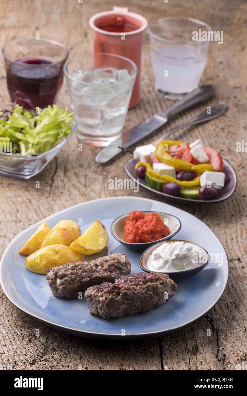 Griechische Bifteki und Pommes Stockfoto