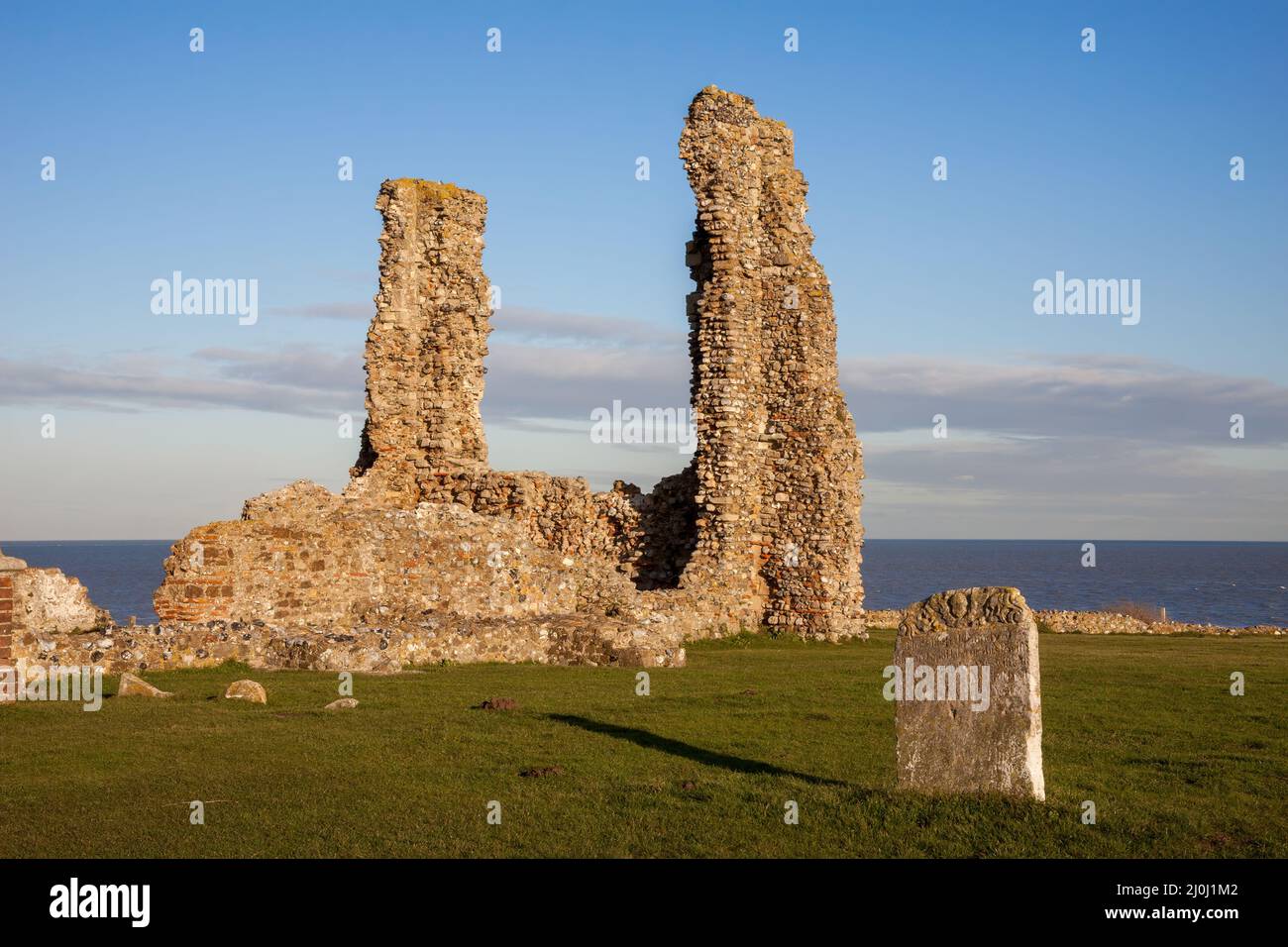 RECULVER, ENGLAND, UK - DECEMBER 10 : Überreste der Reculver Church badeten in der späten Nachmittagssonne im Winter in Reculver in Kent auf D Stockfoto