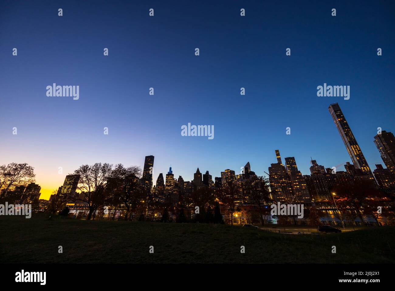 Der Sonnenuntergang umhüllt den Wolkenkratzer von Midtown Manhattan, NYC Stockfoto
