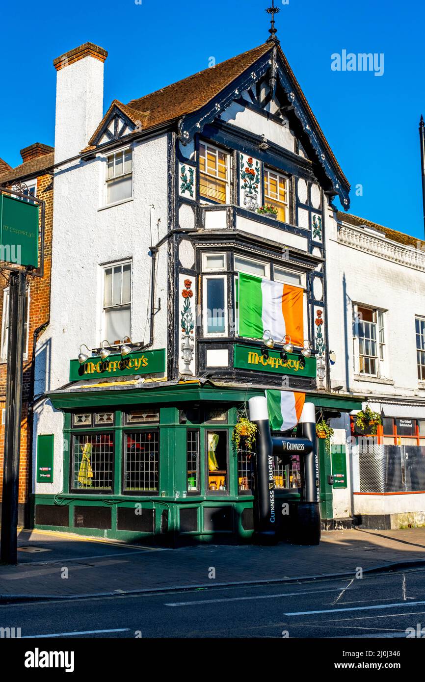 Epsom Surrey London, 19 2022. März, traditioneller McCaffertys Irish Pub zum St. Patricks Day Stockfoto