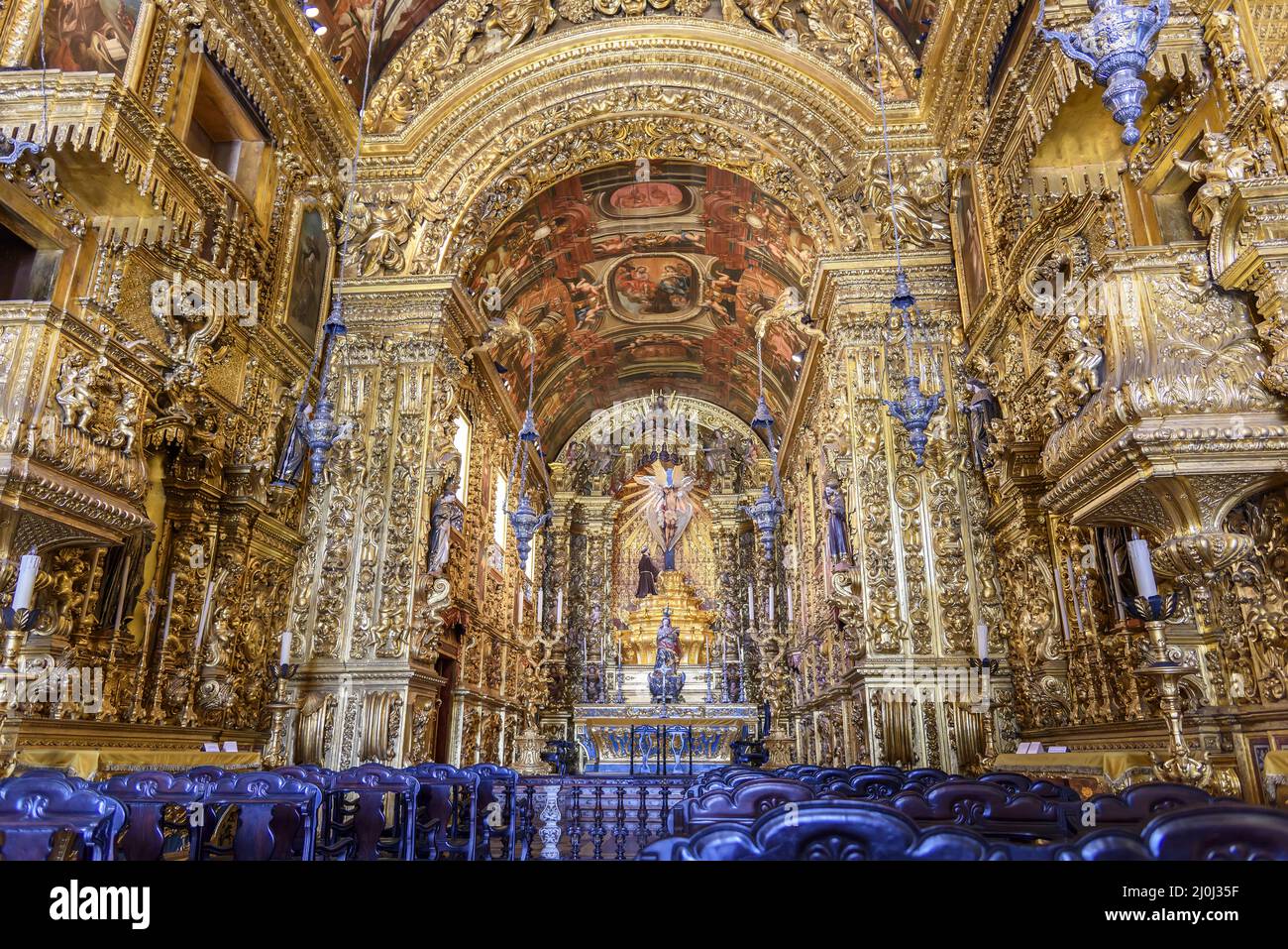 Fantastisches Interieur und Altar einer brasilianischen historischen Kirche aus dem 18.. Jahrhundert in barocker Architektur Stockfoto