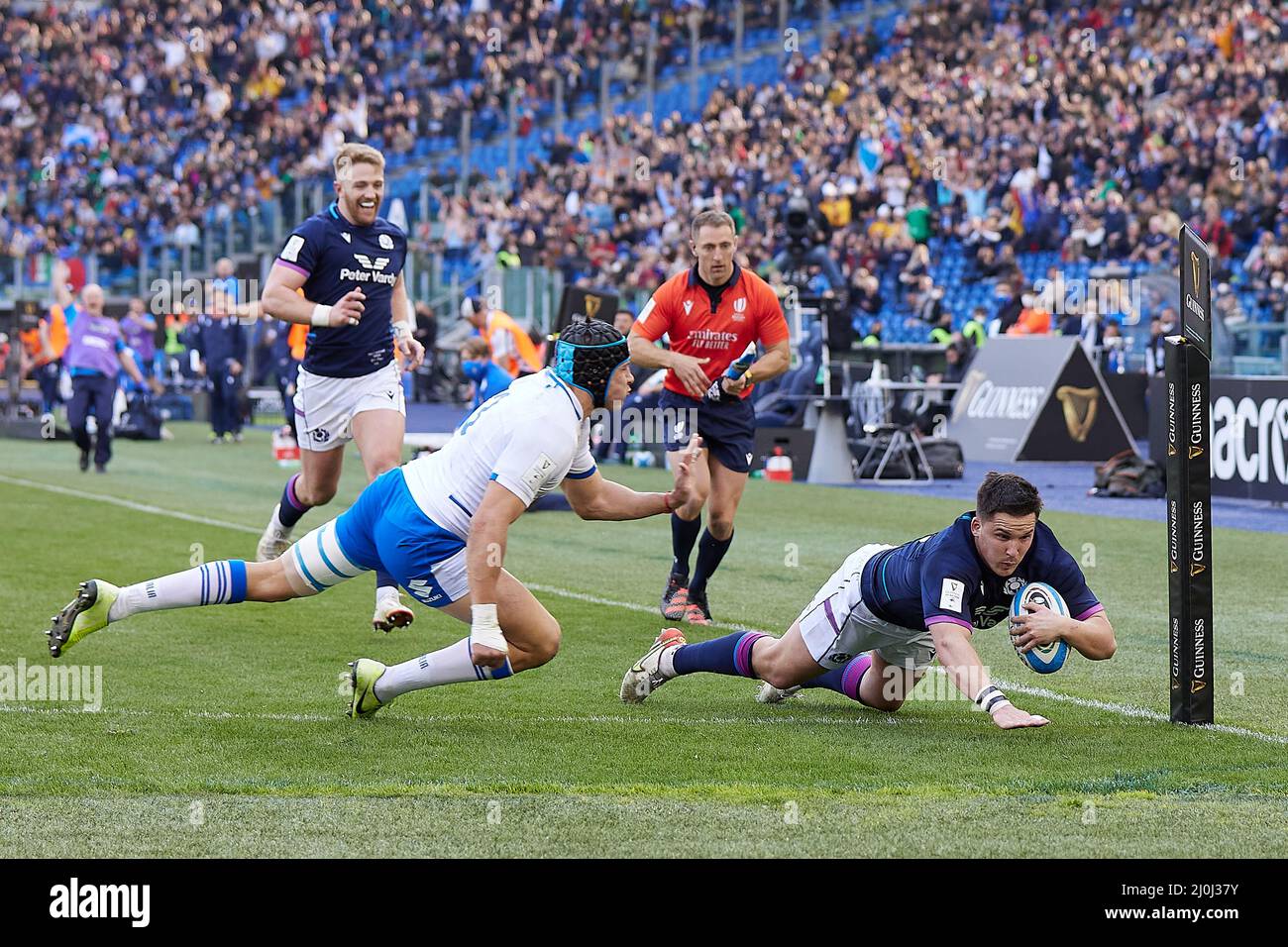 Rom, Italien. 12. März 2022. Sam Johnson aus Schottland versucht es beim Guinness Six Nations-Spiel zwischen Italien und Schottland im Stadio Olimpico Stockfoto