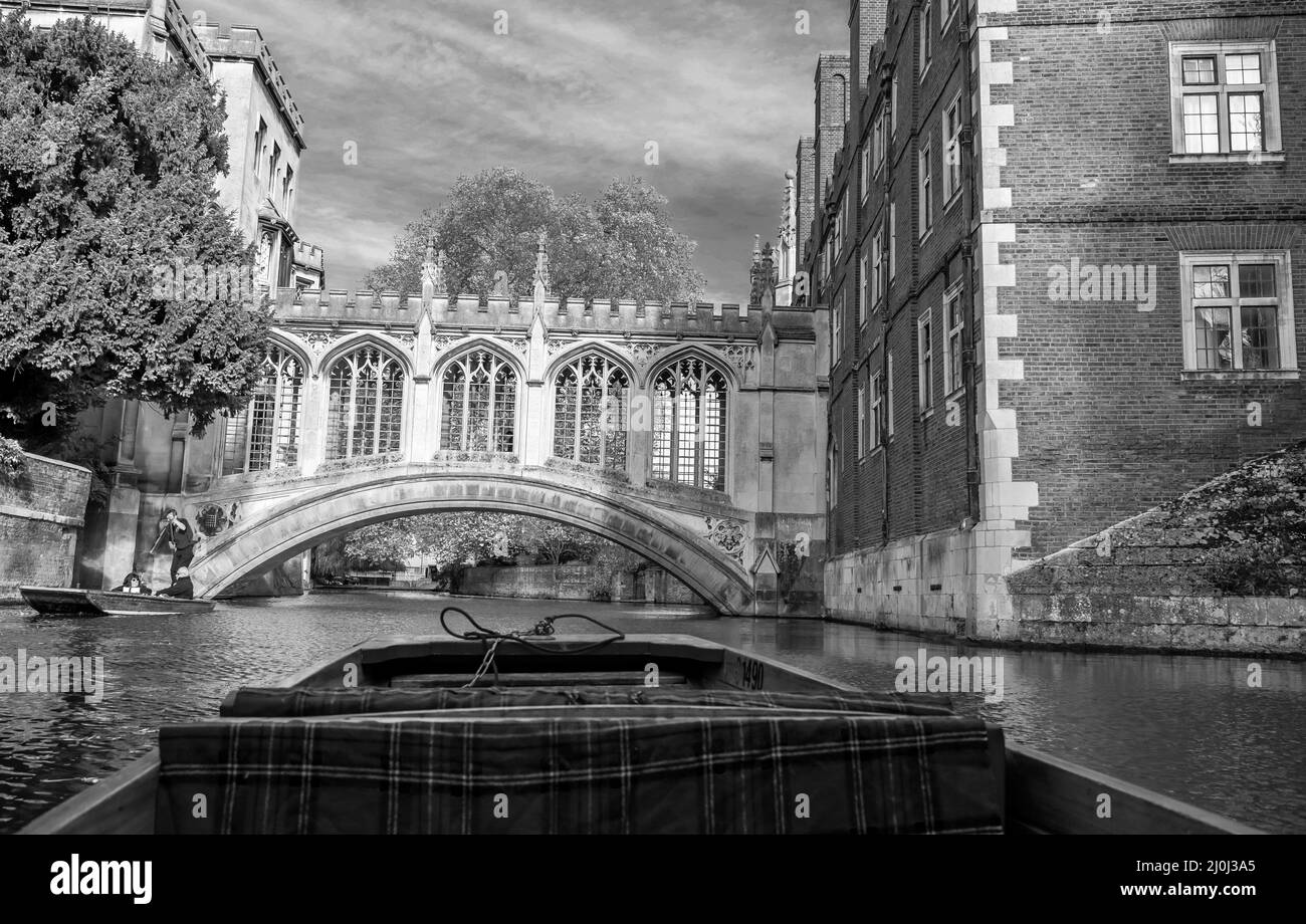 Schwarz-Weiß-Bild der Seufzerbrücke über dem Fluss Cam in der Stadt Cambridge Stockfoto