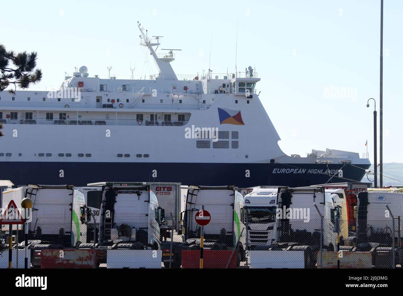 Cairnryan Port, Dumfries & Galloway, Schottland, Großbritannien. 19 März 2022. Credit Alister Firth / Alamy Live News das P&O-Terrminal in Cairnryan am Loch Ryan, dem Abflughafen für Larne auf der Nordinsel, liegt das P&O-Schiff MV 'European Highlander' am Hafen. Im Bereich um die Transportunternehmen werden Container geparkt. Nach der Entlassung von P&O-Mitarbeitern durch das Unternehmen Stockfoto