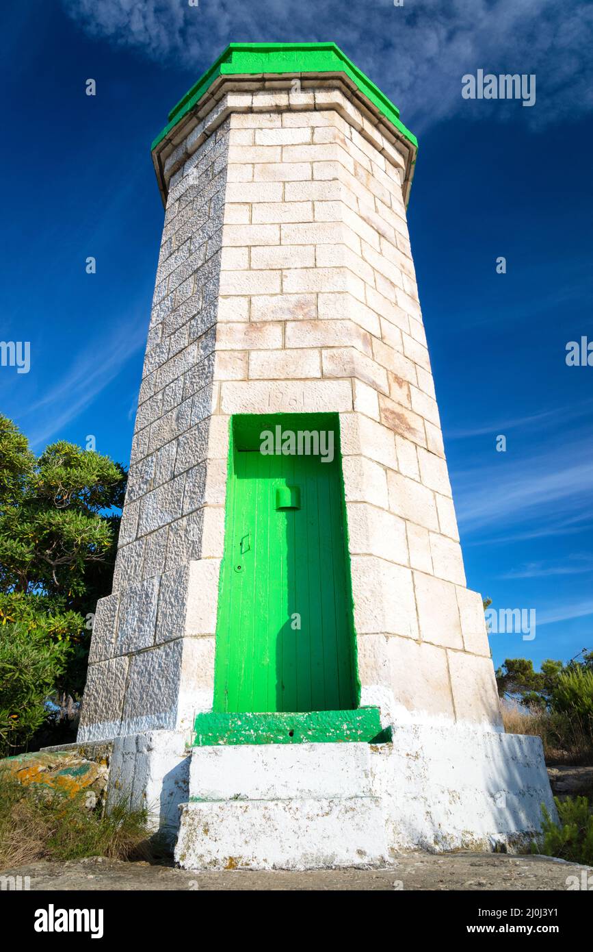 Kleine Insel mit Leuchtturm vor dem Hafen der kroatischen touristischen Destination Insel Rab Stockfoto
