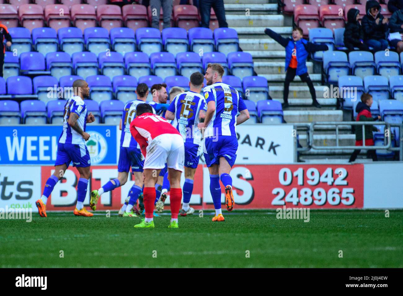 WIGAN, GROSSBRITANNIEN. MÄR 19. Stephen Humphrys vom Wigan Athletic FC erzielt das vierte Tor des Spiels seiner Mannschaft und feiert mit seinem Teamkollegen beim Sky Bet League 1-Spiel zwischen Wigan Athletic und Morecambe am Samstag, dem 19.. März 2022 im DW Stadium, Wigan. (Kredit: Ian Charles | MI News) Kredit: MI News & Sport /Alamy Live News Stockfoto