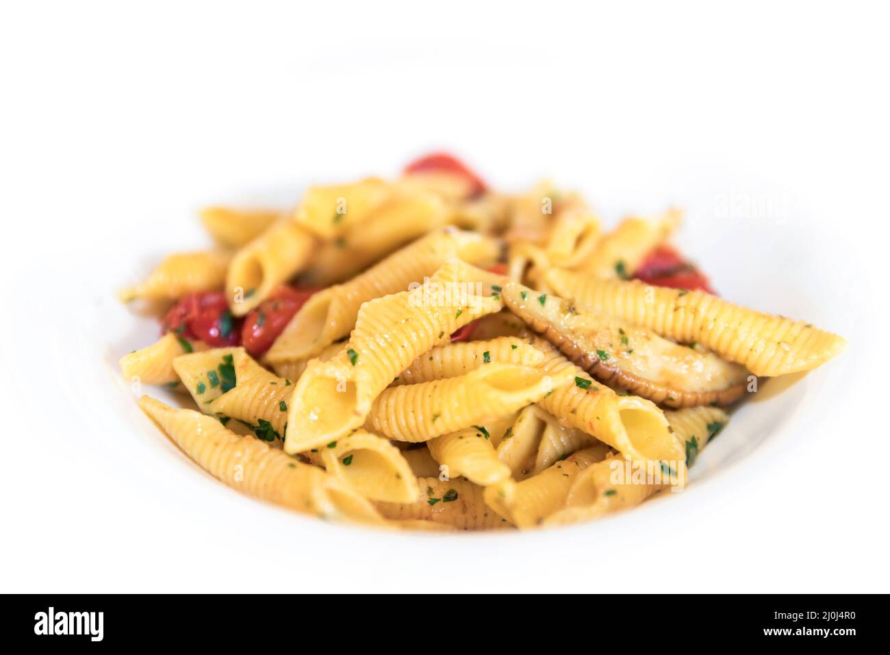 Penne mit Pilzen und Kirschtomaten Stockfoto