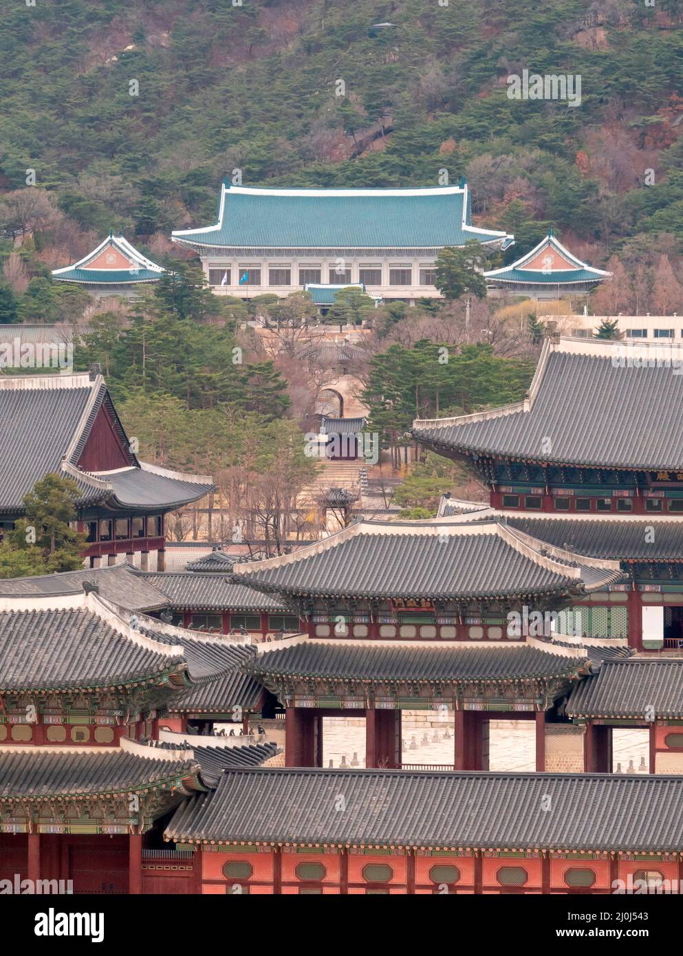 Das Blaue Haus des Präsidenten, 18. März 2022 : das Blaue Haus des Präsidenten (oben) ist in Seoul, Südkorea, zu sehen. Der designierte Präsident von Südkorea, Yoon Suk-Yeol, der größten oppositionellen People Power Party (PPP), plant die Verlegung des Präsidialamtes vom Blauen Haus in das Verteidigungsministerium im Bezirk Yongsan oder in das Außenministerium im Gebiet Gwanghwamun. Einige der derzeitigen Regierungsbeamten der Demokratischen Partei schätzen, dass ein Umzug in das Verteidigungsministerium bis zu 1 Billionen Won ($822,7 Millionen) kosten könnte. Der ehemalige Generalanwalt Yoon wurde auf Ma zum Präsidenten gewählt Stockfoto