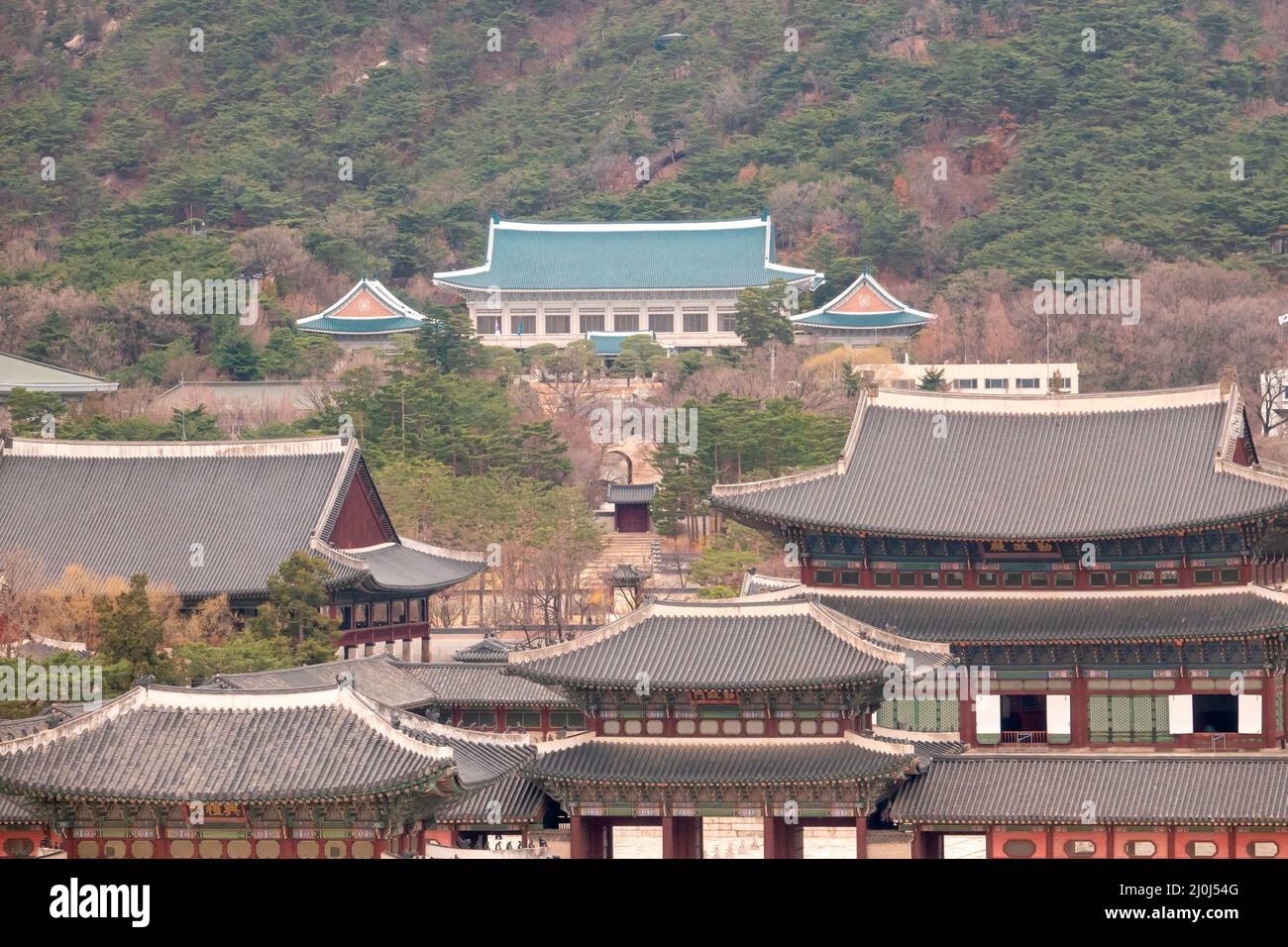 Das Blaue Haus des Präsidenten, 18. März 2022 : das Blaue Haus des Präsidenten (oben) ist in Seoul, Südkorea, zu sehen. Der designierte Präsident von Südkorea, Yoon Suk-Yeol, der größten oppositionellen People Power Party (PPP), plant die Verlegung des Präsidialamtes vom Blauen Haus in das Verteidigungsministerium im Bezirk Yongsan oder in das Außenministerium im Gebiet Gwanghwamun. Einige der derzeitigen Regierungsbeamten der Demokratischen Partei schätzen, dass ein Umzug in das Verteidigungsministerium bis zu 1 Billionen Won ($822,7 Millionen) kosten könnte. Der ehemalige Generalanwalt Yoon wurde auf Ma zum Präsidenten gewählt Stockfoto