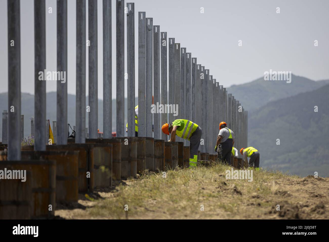 Arbeiter Sonnenkollektoren Installation Stockfoto