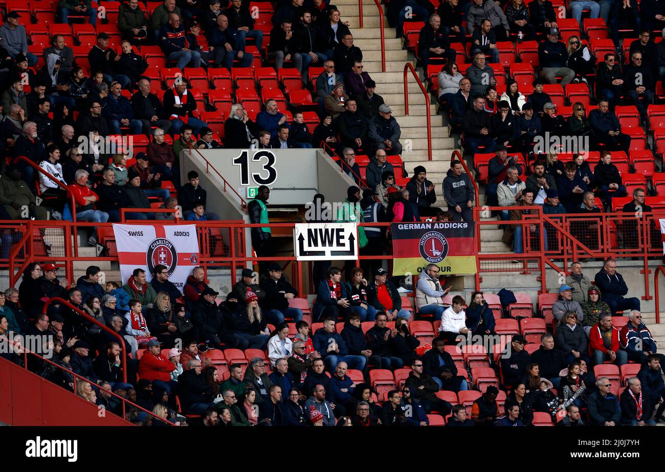 Schweizer und deutsche Addicks, International Charlton Athletic Fans auf den Tribünen während des Sky Bet League One Matches im Valley, London. Bilddatum: Samstag, 19. März 2022. Stockfoto