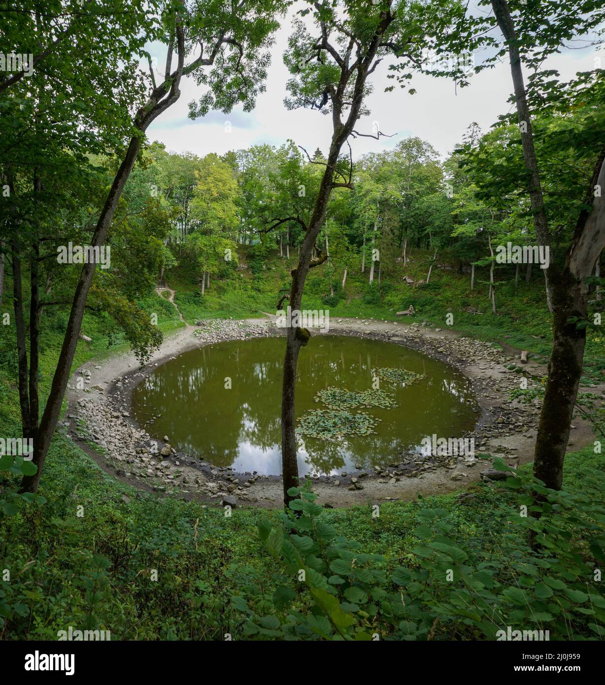 Ein Blick auf den Meteorkrater am Kaali-See auf der Insel Saaremaa in Estland Stockfoto