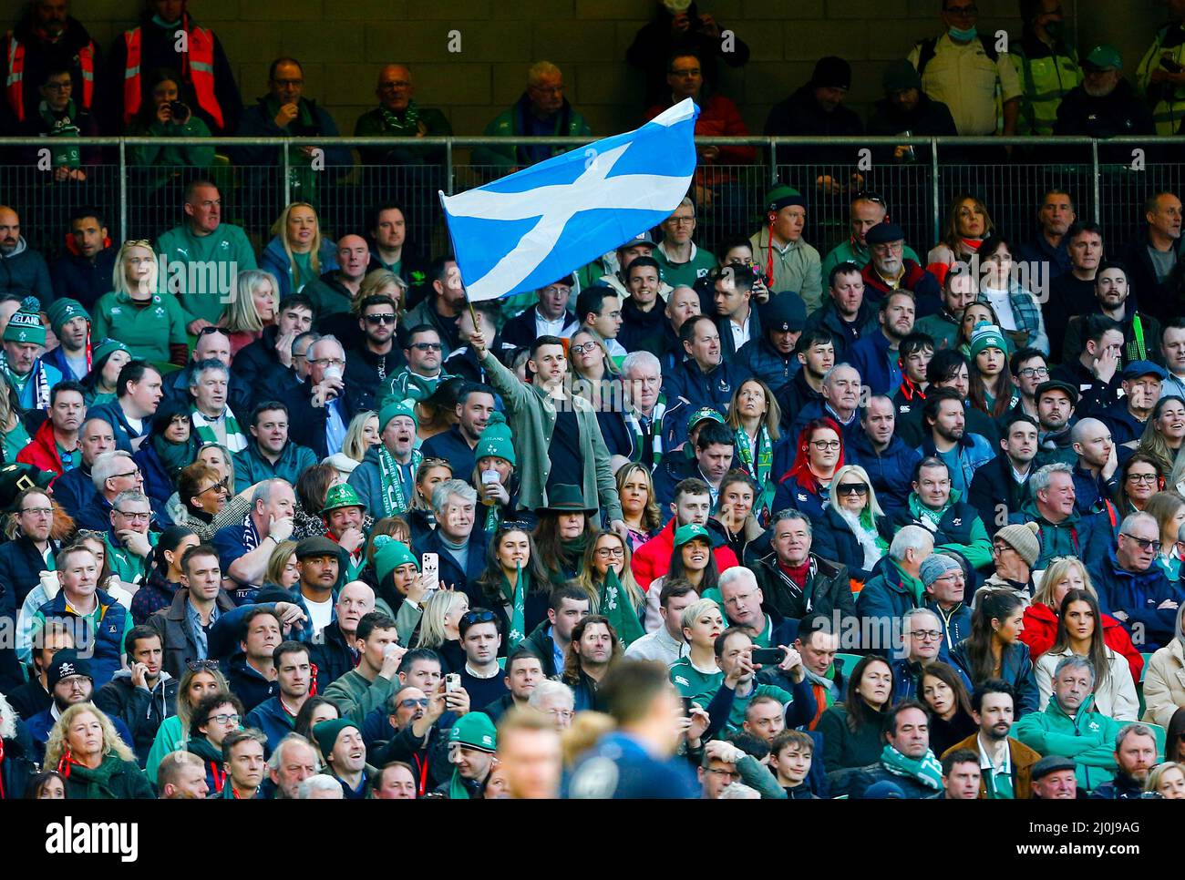 19.. März 2022 ; Aviva Stadium, Dublin, Irland; 6-Nations International Rugby, Irland gegen Schottland; Ein schottischer Unterstützer schwenkt eine Flagge Stockfoto