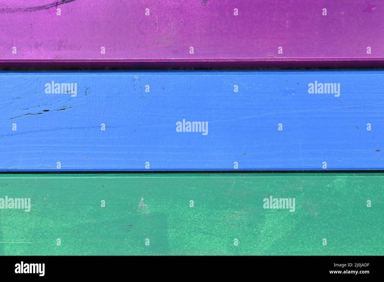Mehrfarbige lila, blaue und grüne Holzbretter Stockfoto