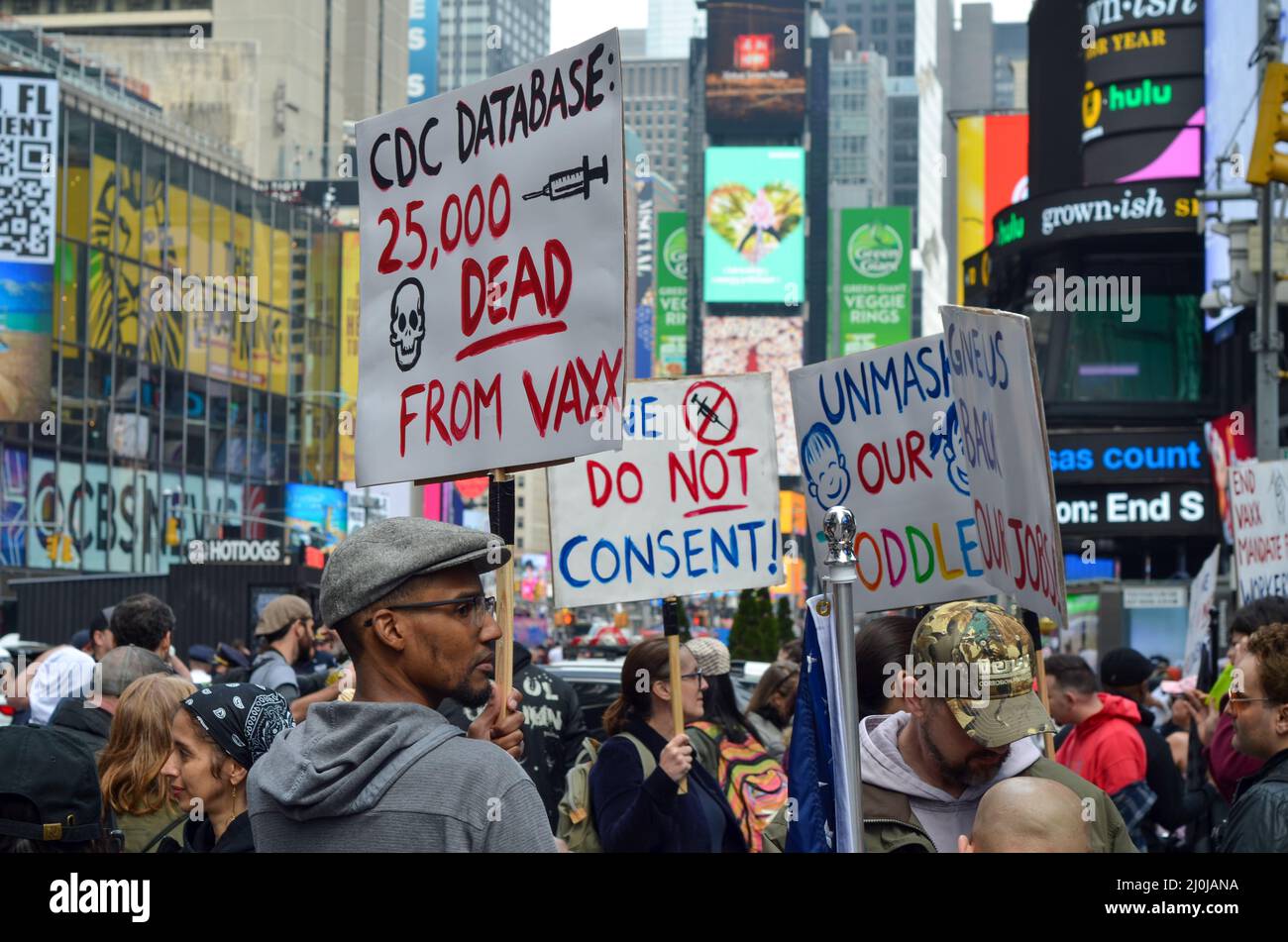 Während der World Freedom Rally auf dem Times Square in werden Demonstranten mit Anti-Impfstoff-Transparenten gesehen, die die Freiheit fordern, sich nicht geimpft zu lassen Stockfoto