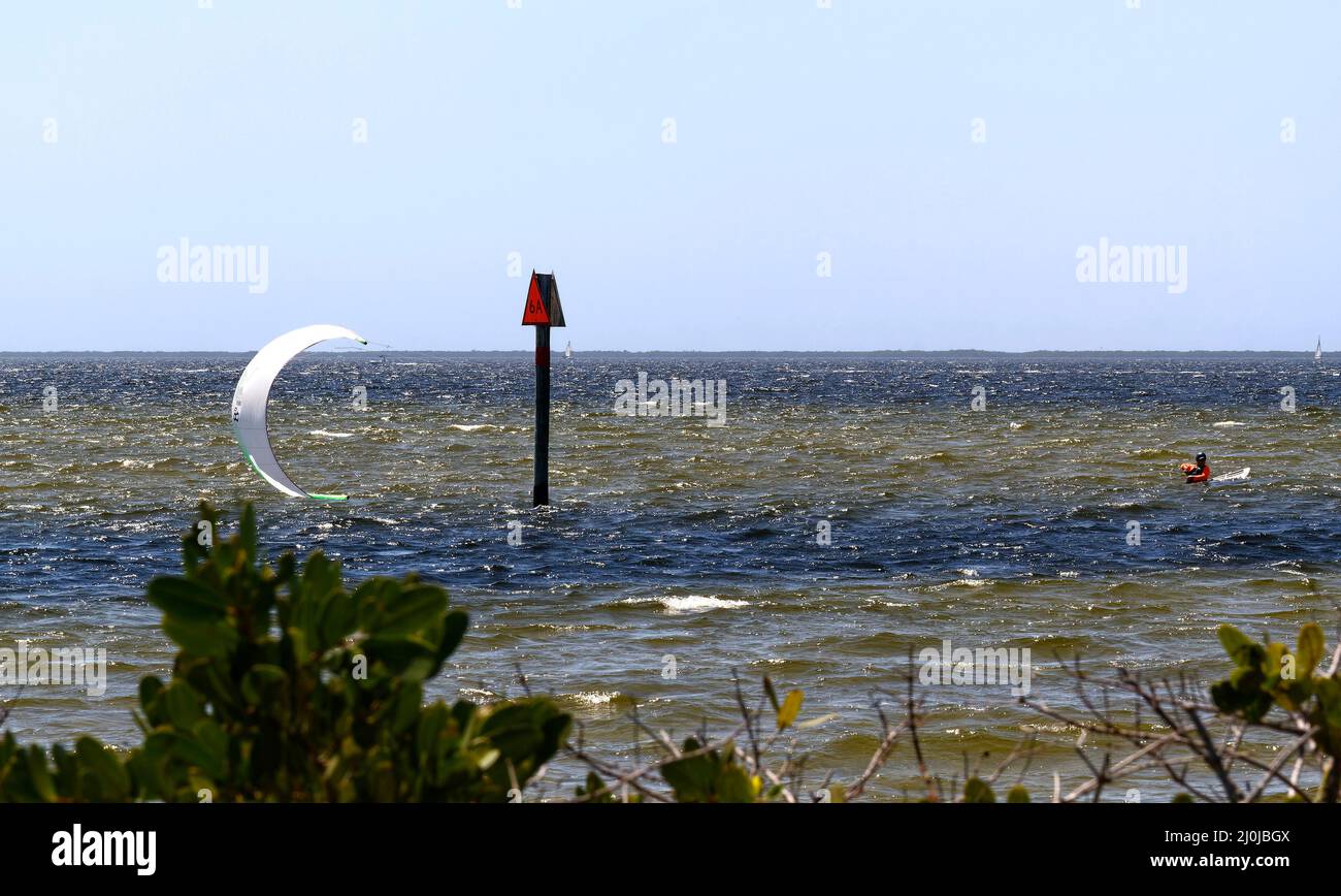 Mann Kiteboarding, im Wasser, off Board, Geschicklichkeit, Wassersport, Aktiv, Bewegung, Charlotte Harbor, Ponce de Leon Park, Florida, Punta Gorda, FL Stockfoto