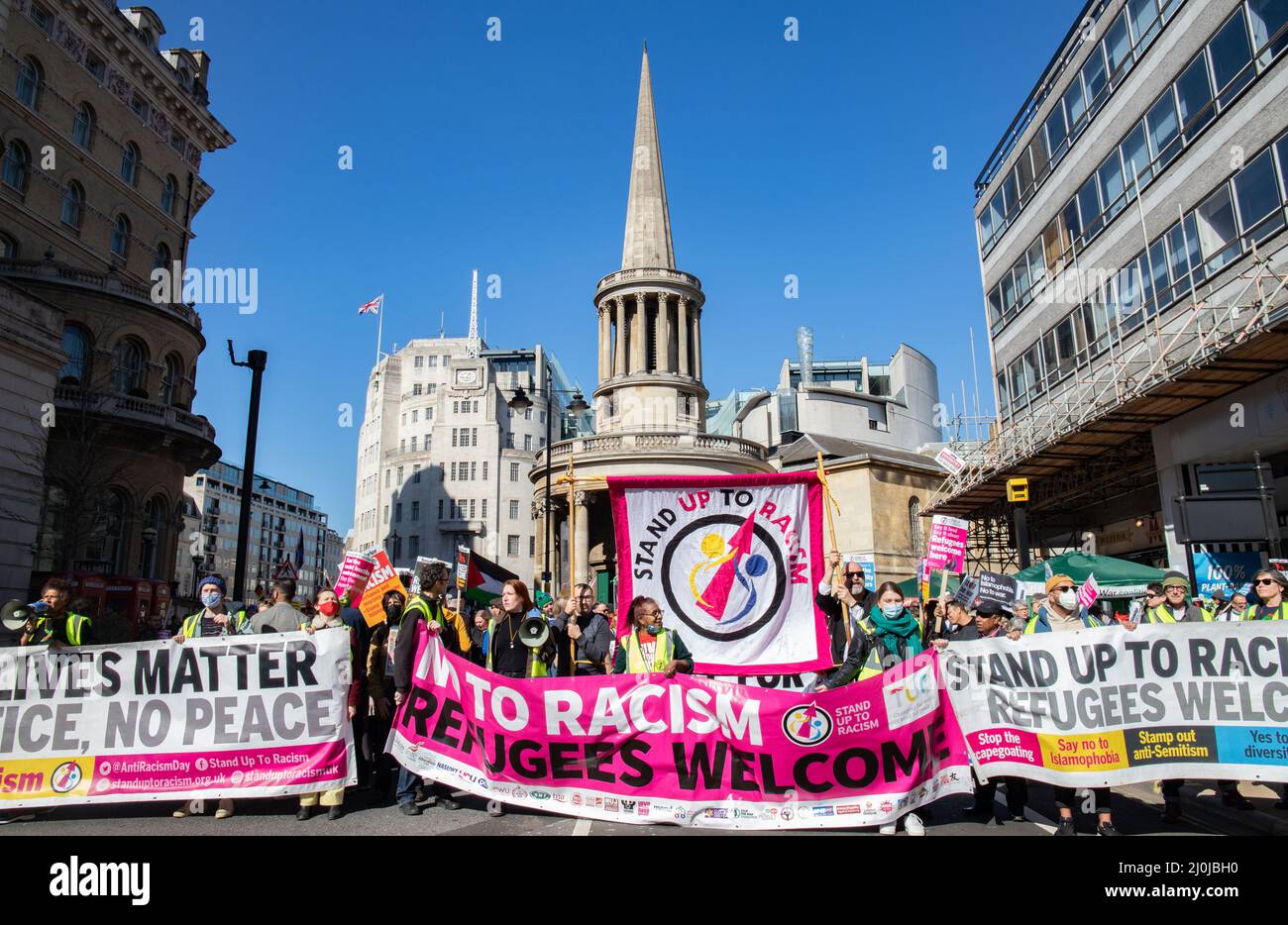 London, England, Großbritannien 19. März 2022 Demonstranten versammeln sich am Portland Place zum UN-Antirassismus-marsch zum Parliament Square, in Opposition zu Polizei, Kriminalität, Verurteilung und Gerichten, Immigration Bill und zu sagen, dass Flüchtlinge willkommen sind Stockfoto