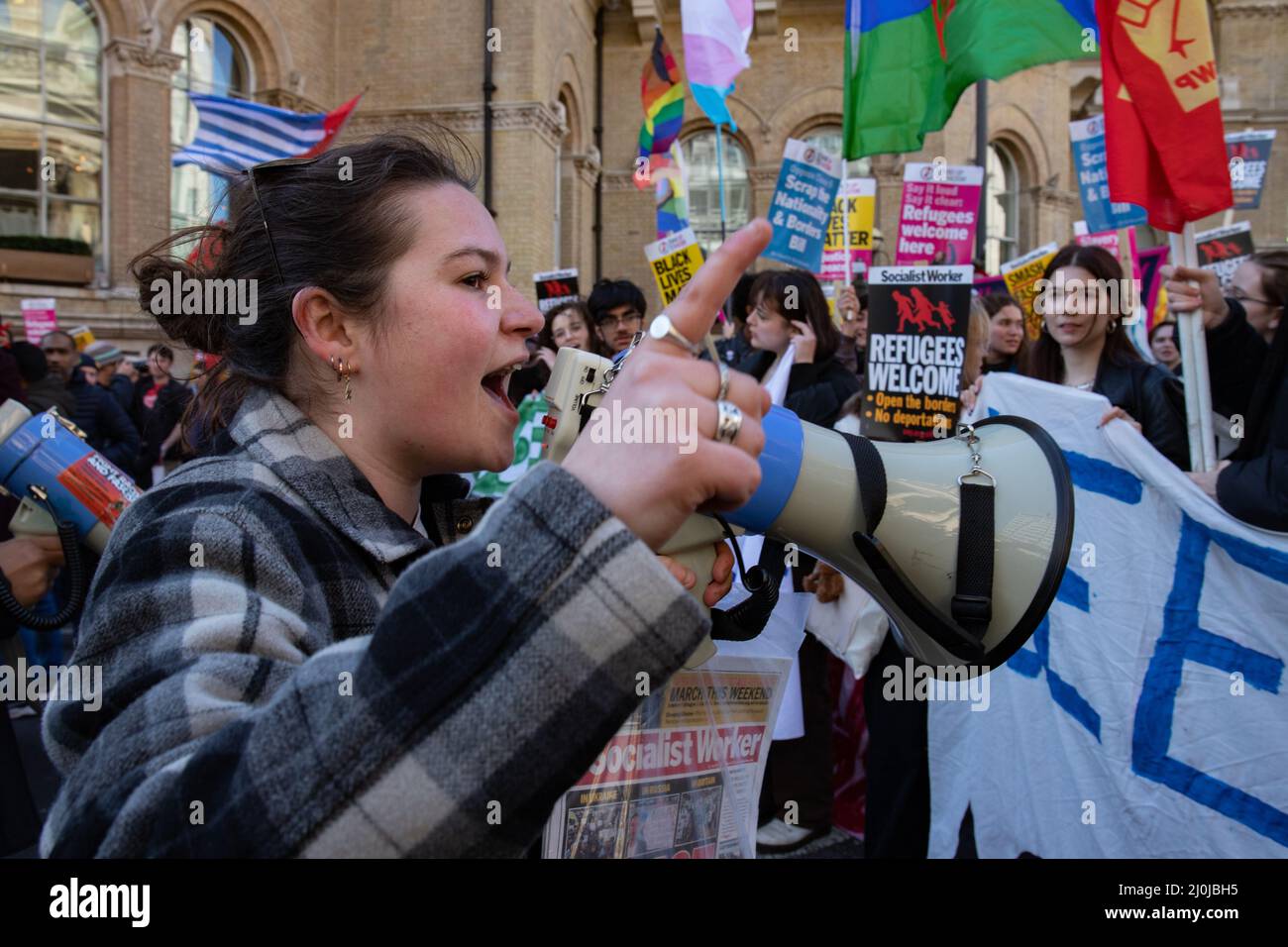 London, England, Großbritannien 19. März 2022 Demonstranten versammeln sich am Portland Place zum UN-Antirassismus-marsch zum Parliament Square, in Opposition zu Polizei, Kriminalität, Verurteilung und Gerichten, Immigration Bill und zu sagen, dass Flüchtlinge willkommen sind Stockfoto