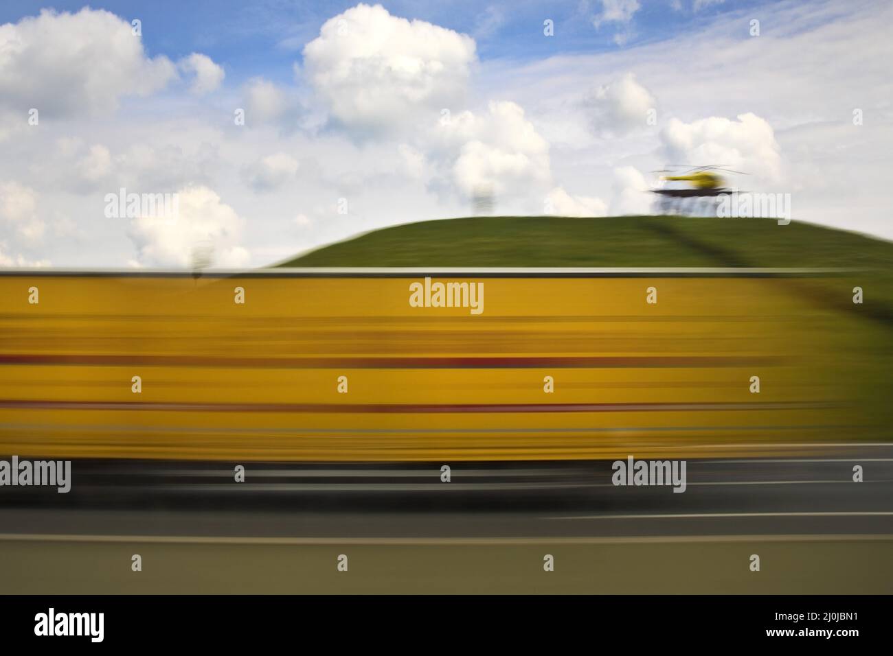 Lange Exposition des fahrenden Busses auf der Autobahn A2, Kamen, Ruhrgebiet, Deutschland, Europa Stockfoto
