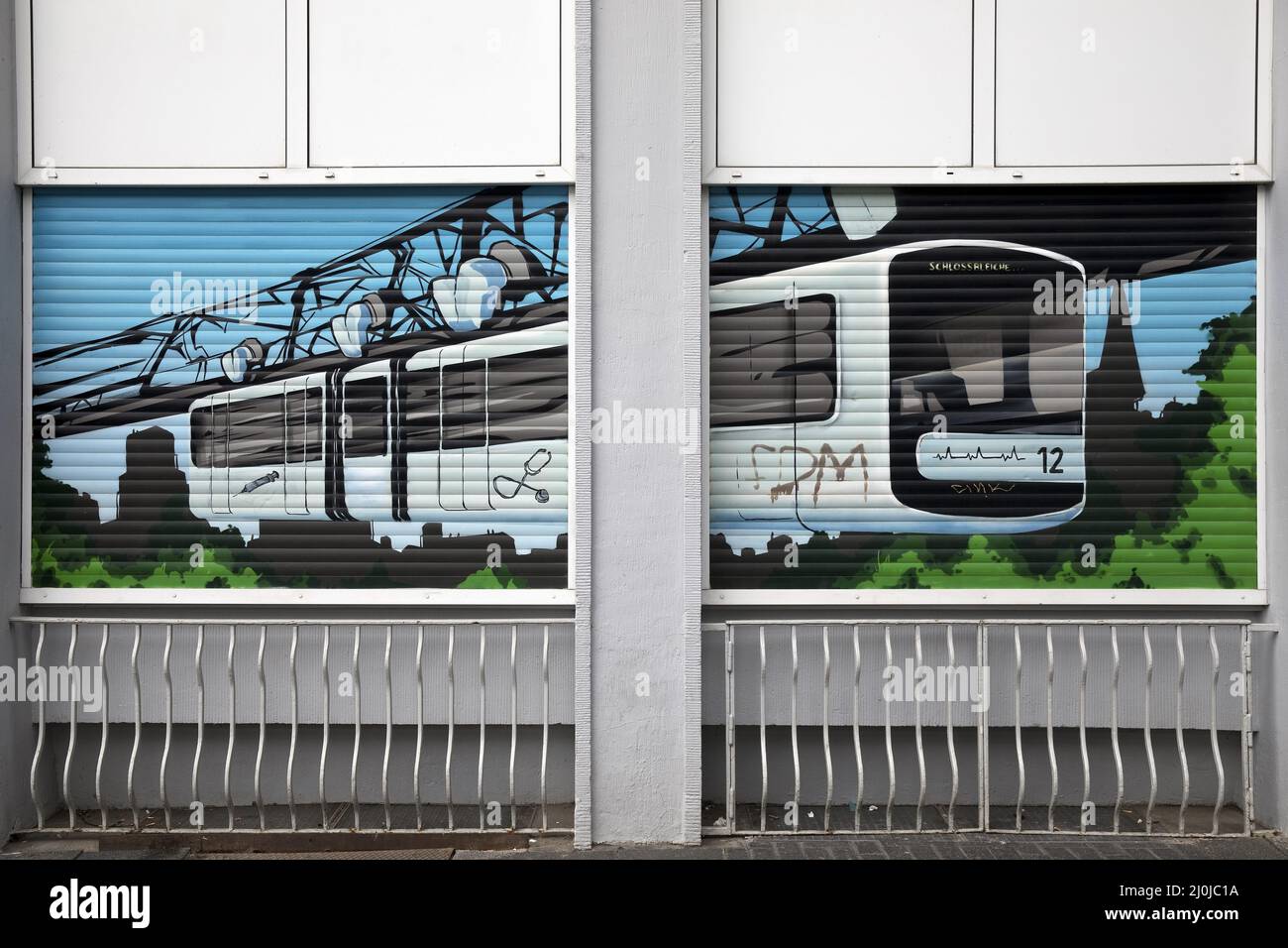 Hängeschienenbahn auf Rollläden im Zentrum von Elberfeld, Wuppertal, Deutschland, Europa Stockfoto