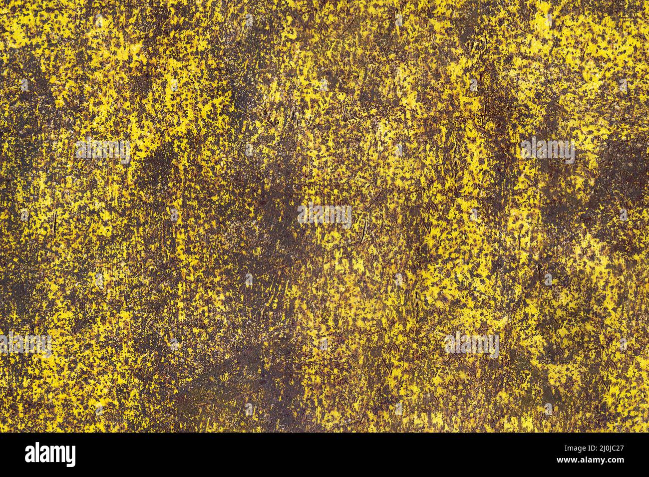 Brauner abstrakter Hintergrund mit säurehaltigen, grün-roten Farbtönen. Eine rostrote strukturierte Metallplatte mit Resten von Farbspuren. Stockfoto