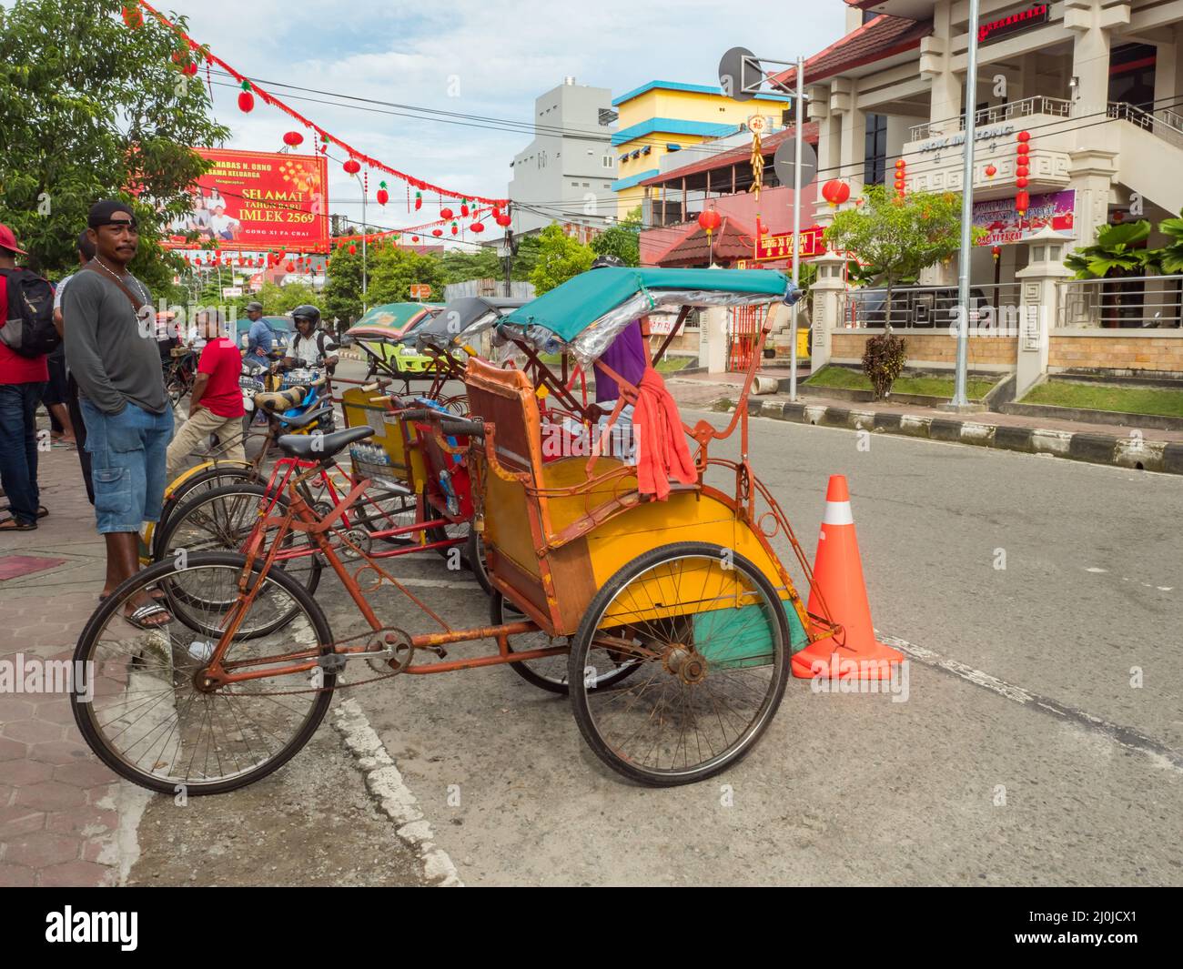 Ambon, Indonesien - Feb, 2018: Becaks, der traditionelle Transport in Indonesien. (Beca, Betjak, Betja oder Beetja). Es ist die indonesische Inkarnation Stockfoto