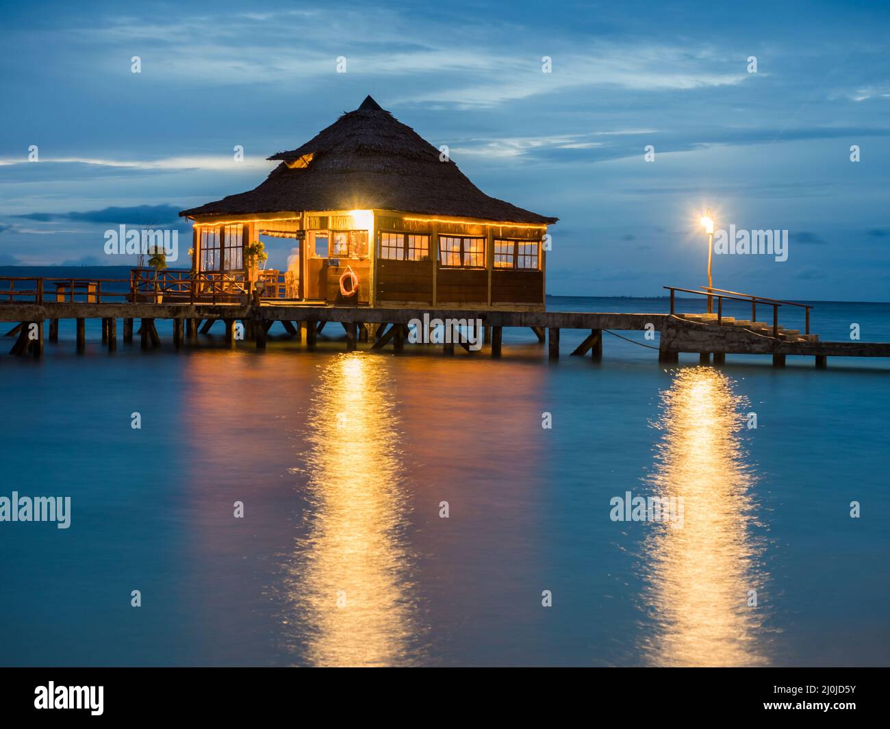 Ora Beach, Indonesien - 14. Februar 2018: Häuser am Wasser im Ora Beach Resort, nachts. Seram Island, Central Maluku, Indonesien Stockfoto