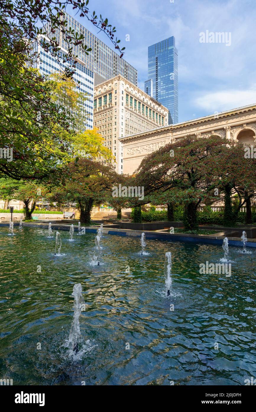 Kleiner Park, Bäume und Brunnen im Sommer in der Innenstadt von Chicago Stockfoto