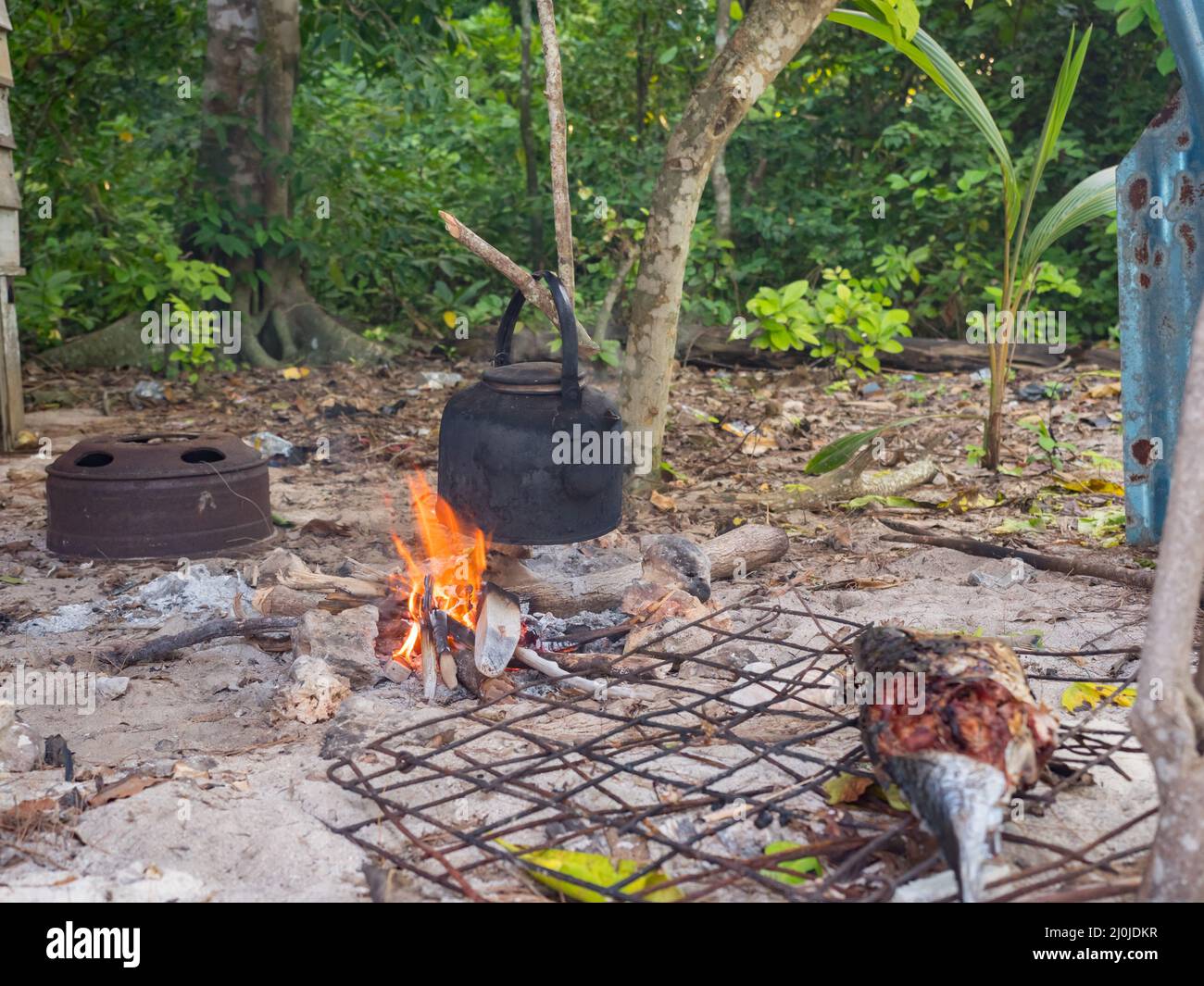 Kochen am Lagerfeuer auf einer kleinen Wüsteninsel, Venu Island, Pulau Venu, in der Nähe von Kaimana, West Papua, Indonesien Stockfoto