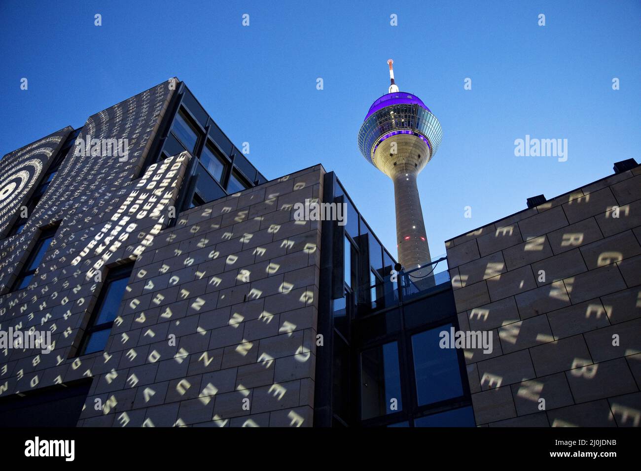Beleuchteter landtag für 75 Jahre Nordrhein-Westfalen, Düsseldorf, Deutschland, Europa Stockfoto